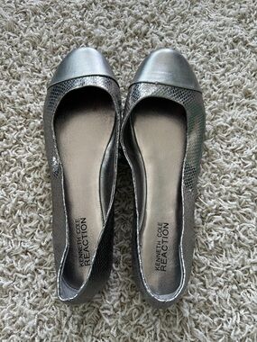 Kenneth Cole Reaction Womens Size 9.5 Silver Ballet Flats